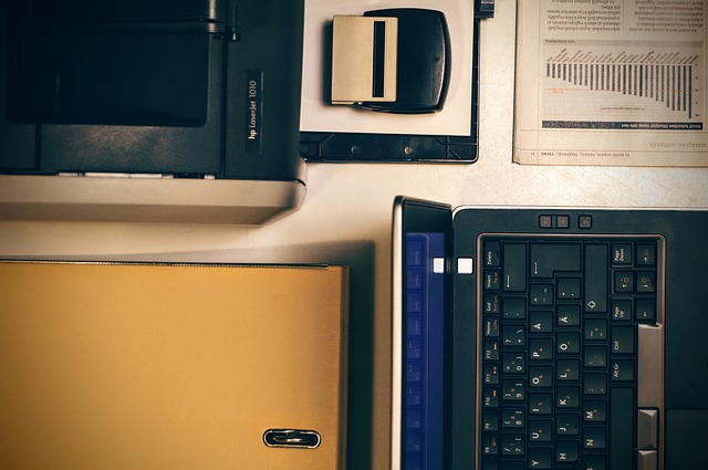 notebook s tiskárnou – domácí kancelář